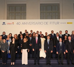 Don Felipe acompañado por las autoridades presentes y una representación de ministros de Turismo extranjeros