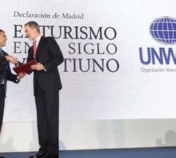 Su Majestad el Rey recibe de manos del secretario general de la Organización Mundial de Turismo la "Declaración de Madrid para el Turismo del sib