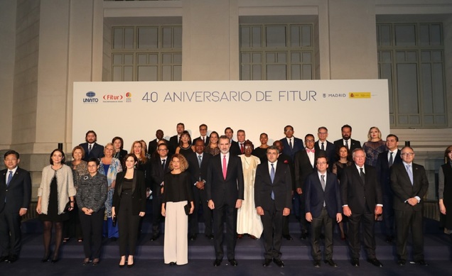 Don Felipe acompañado por las autoridades presentes y una representación de ministros de Turismo extranjeros