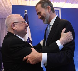 Su Majestad el Rey recibe el saludo del Presidente del Estado de Israel, Reuven Rivlin, a su llegada a la residencia Beit HaNassi
