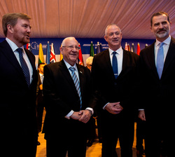Su Majestad el Rey junto al Presidente del Estado de Israel y otras autoridades asistentes a la cena