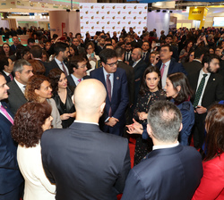 Su Majestad la Reina conversa con autoridades e invitados asistentes a la Feria