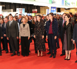 Doña Letizia junto a las autoridades que le acompañaron durante su recorrido por la Feria