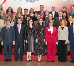Fotografía de grupo de Su Majestad la Reina junto a autoridades, miembros de los órganos rectores de IFEMA y del comité organizador de FITUR