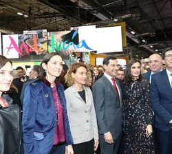 Doña Letizia, en el Pabellón 5, Andalucía, donde fue recibida por el presidente de la Junta