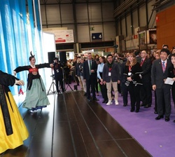 Doña Letizia durante una interpretación musical en el Pabellón de Corea