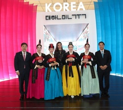 Su Majestad la Reina junto a las bailarinas coreanas, momentos antes de dar por concluída su visita a IFEMA