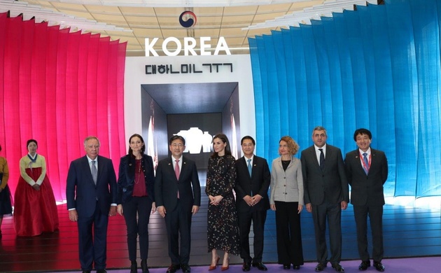 Su Majestad la Reina en el Pabellón de Corea, socio FITUR y país invitado, acompañada del ministro de Turismo del país asiático y su embajador en Espa