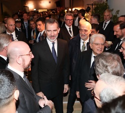 Don Felipe conversa con los asistentes al “International Leaders' Forum”