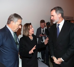 Don Felipe conversa con los asistentes al almuerzo oficial