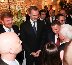 Su Majestad el Rey conversa con los asistentes al almuerzo oficial