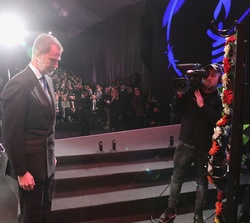 Su Majestad el Rey tras realizar la ofrenda floral en el Foro Internacional de dirigentes por el Día Internacional de Recuerdo del Holocausto