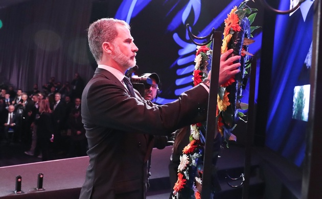 Don Felipe realiza una la ofrenda floral en el Foro Internacional de dirigentes por el Día Internacional de Recuerdo del Holocausto