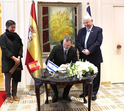 Su Majestad el Rey firma el libro de honor de la residencia Beit HaNassi en presencia de su Excelencia el presidente del Estado de Israel y la ministr