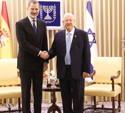Su Majestad el Rey y su Excelencia el presidente del Estado de Israel se saludan antes del comienzo del encuentro bilateral