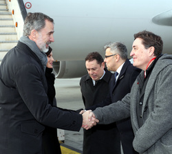 Su Majestad el Rey recibe el saludo del director del Instituto Cervantes, Luis García Montero