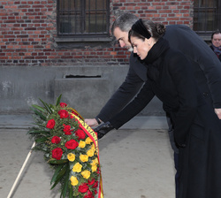 Don Felipe y Doña Letizia durante la ofrenda floral en el "Muro de la muerte"