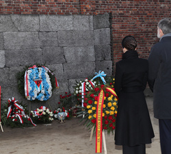 Don Felipe y Doña Letizia en un momento de recogimiento frente al "Muro de la muerte"