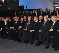 Sus Majestades los Reyes junto a las autoridades y jefes de estado extranjeros asistentes a los actos conmemorativos