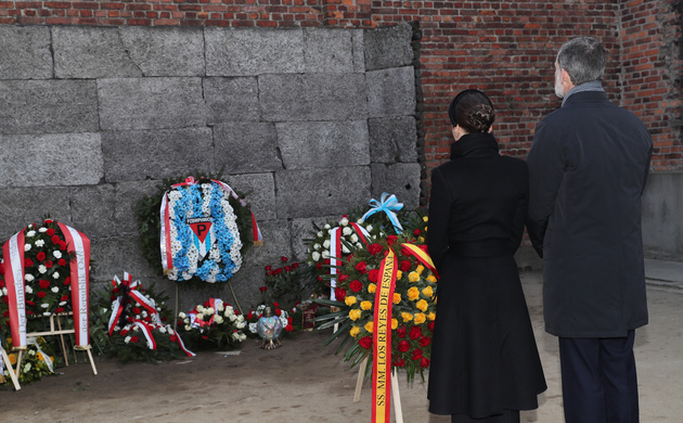Don Felipe y Doña Letizia en un momento de recogimiento frente al "Muro de la muerte"