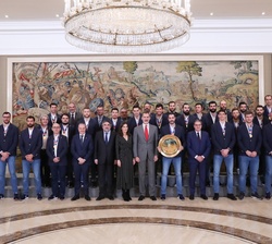 Sus Majestades los Reyes junto a los integrantes de la Selección Nacional de Balonmano, con el trofeo que les acredita como campeones de Europa 2020