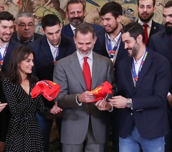 Don Felipe y Doña Letizia reciben unas camisetas de la Selección Nacional de Balonmano