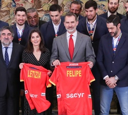 Don Felipe y Doña Letizia con las camisetas de la Selección Nacional de Balonmano serigrafiadas con su nombre