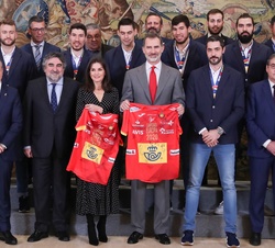 Don Felipe y Doña Letizia con las camisetas firmadas por los integrantes de la Selección Nacional de Balonmano