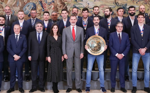 Sus Majestades los Reyes junto a los integrantes de la Selección Nacional de Balonmano, con el trofeo que les acredita como campeones de Europa 2020