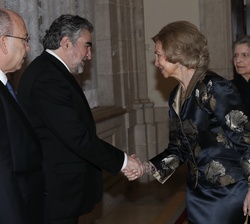 Su Majestad la Reina recibe el saludo del ministro de Cultura y Deporte, José Manuel Rodríguez Uribes