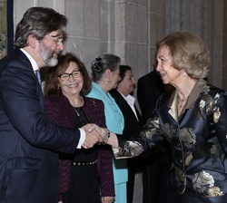 Su Majestad la Reina recibe el saludo del director general del Centro Sefarad-Israel, Miguel de Lucas