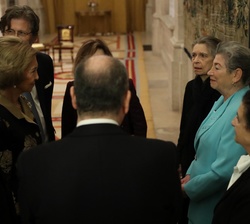La Reina Doña Sofía conversa con las tres supervivientes del Holocausto, las Sras. Rhoda Abecasís, Ita Bartuv y Eva Leitman Benatar