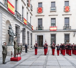 Su Majestad el Rey, tras su llegada al Cuartel General del Ejército de Tierra, recibe Honores de Ordenaza