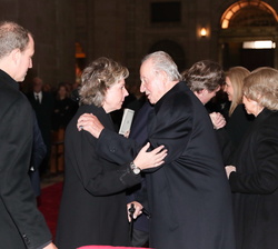 Sus Majestades los Reyes Don Juan Carlos y Doña Sofía son recibidos por los hijos de la Infanta Doña Pilar