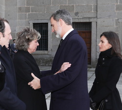 Sus Majestades los Reyes son recibidos por los hijos de la Infanta Doña Pilar