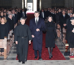 Sus Majestades los Reyes, acompañados por el padre Prior, a su llegada a la Basílica del Real Monasterio de San Lorenzo de El Escorial