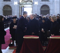 Su Majestad el Rey saluda a Su Majestad el Rey Don Juan Carlos a su llegada a la Basílica del Real Monasterio de San Lorenzo de El Escorial