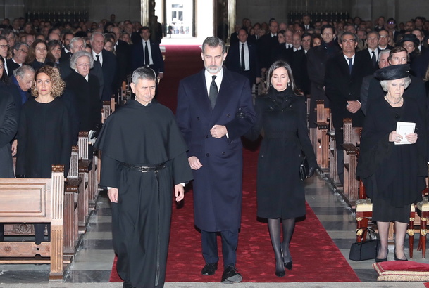Sus Majestades los Reyes, acompañados por el padre Prior, a su llegada a la Basílica del Real Monasterio de San Lorenzo de El Escorial