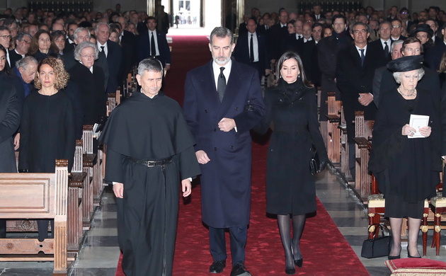 Sus Majestades los Reyes, acompañados por el padre Prior, a su llegada a la Basílica del Real Monasterio de San Lorenzo de El Escorial