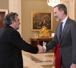Su Majestad el Rey recibe el saludo del ministro de Cultura y Deporte, José Manuel Rodríguez Uribes