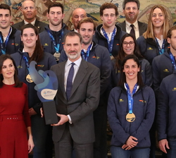 Sus Majestades los Reyes junto a los equipo de la selección nacional de Waterpolo con el Trofeo de Campeonas de Europa 2020 de la Selección Feminina