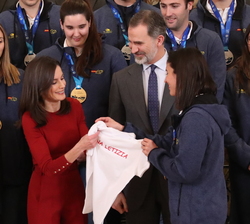 Su Majestad la Reina recibe una camiseta serigrafiada con su nombre