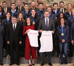 Sus Majestades los Reyes reciben unas camisetas serigrafiadas con sus nombres