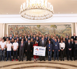 Sus Majestades los Reyes junto a los equipo de la selección nacional de Waterpolo