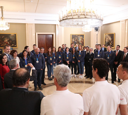 Don Felipe y Doña Letizia conversan con los miembros de las selecciones y autoridades durante la audiencia