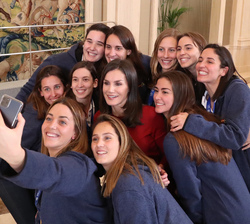 Las jugadoras de la selección nacional de waterpolo se hacen un selfies con Su Majestad la Reina