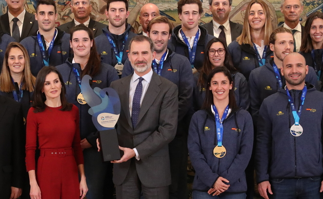 Sus Majestades los Reyes junto a los equipo de la selección nacional de Waterpolo con el Trofeo de Campeonas de Europa 2020 de la Selección Feminina