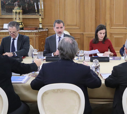Don Felipe y Doña Letizia durante el desarrollo de la reunión de la Comisión Delegada de la Fundación Princesa de Girona