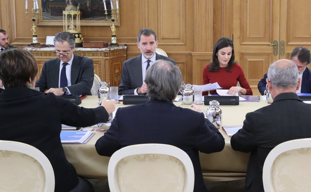 Don Felipe y Doña Letizia durante el desarrollo de la reunión de la Comisión Delegada de la Fundación Princesa de Girona