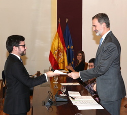 Su Majestad el Rey entrega el Despacho a uno de los nuevos diplomaticos